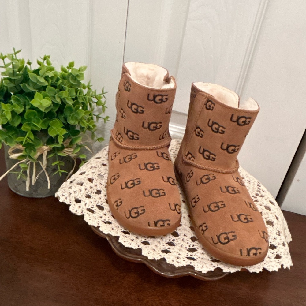 UGG® Keelan Embossed Boot - Toddler Chestnut/Brown size 9